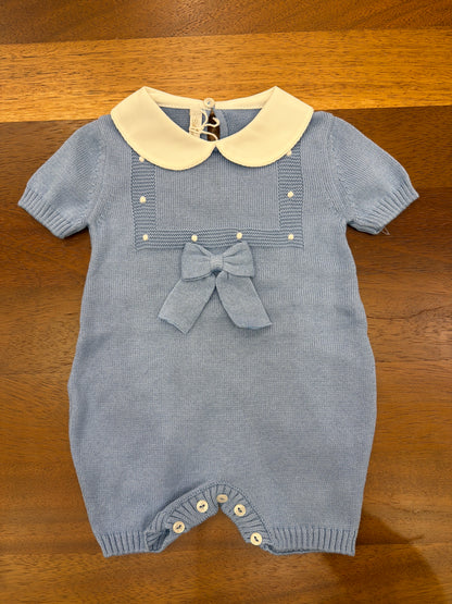 Pagliaccetto Baby Lord in filo celeste mezza manica collo tondo bianco riquadro con lavoro a maglia con pois bianchi e fiocco
