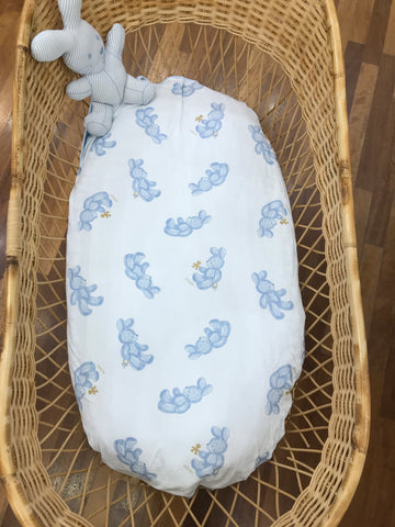 Coperta Le Bebè in cotone celeste con coniglietti celesti ed applicato lateralmente un peluche a forma di coniglietto