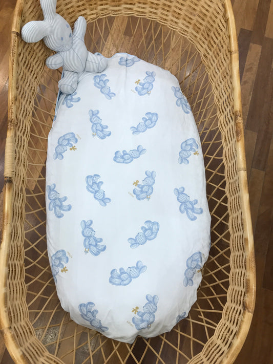 Coperta Le Bebè in cotone celeste con coniglietti celesti ed applicato lateralmente un peluche a forma di coniglietto