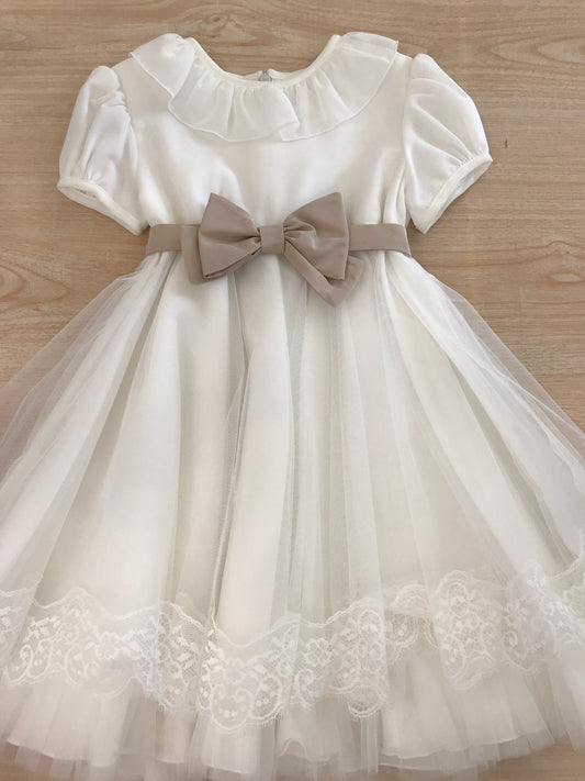 Abito Aletta in cotone mezza manica a sbuffo con rusche con strati di tulle rifiniti da pizzo con fiocco in vita tortora