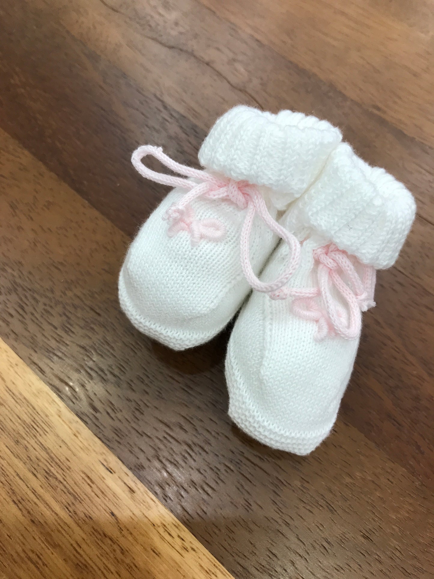 Babbucce  Bebè di almy in filo bianche con fiocco ricamato rosa sul davanti