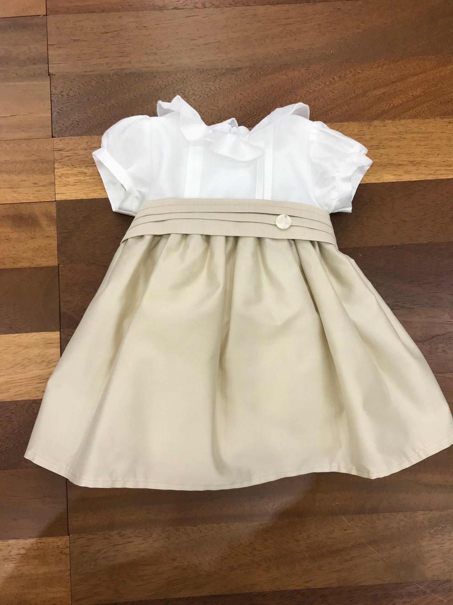 Abito Le Bebè in saten con corpetto bianco spallina a sbuffo e collo con rusche e gonna in beige con fascia con fiocco sul retro