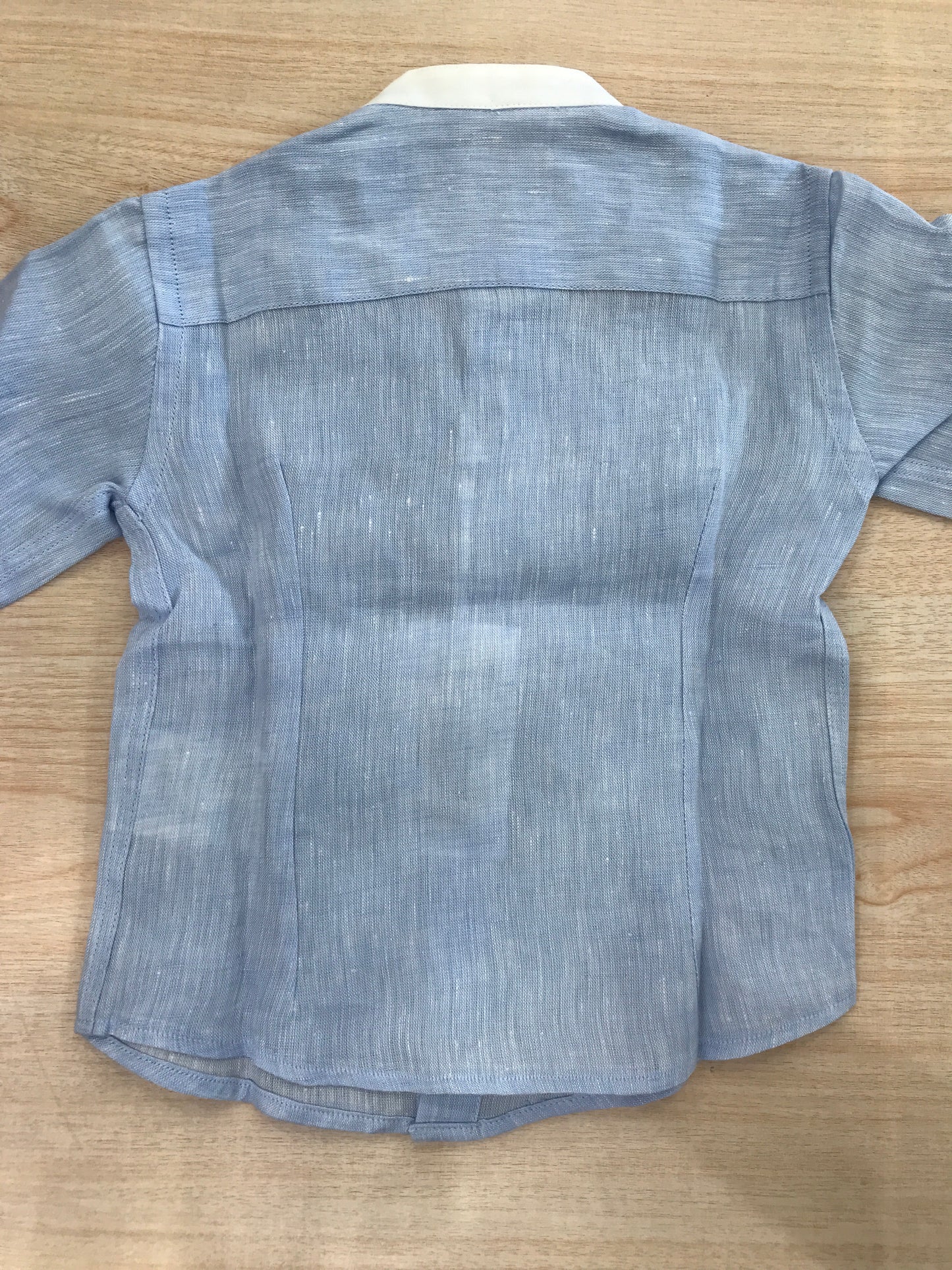 Camicia Nanan manica lunga in lino celeste con collo rifinito in bianco con bottoncini sul davanti