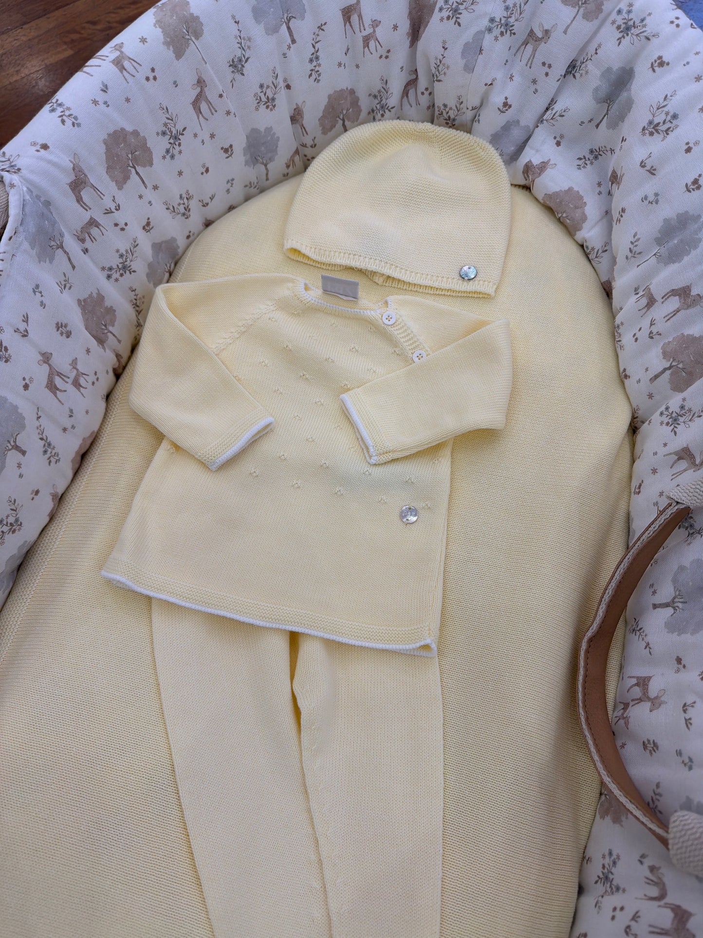 Coordinato Nascita in filo giallo coperta con coordinato due pezzi in filo con cappellino