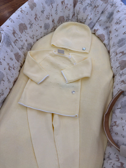 Coordinato Nascita in filo giallo coperta con coordinato due pezzi in filo con cappellino