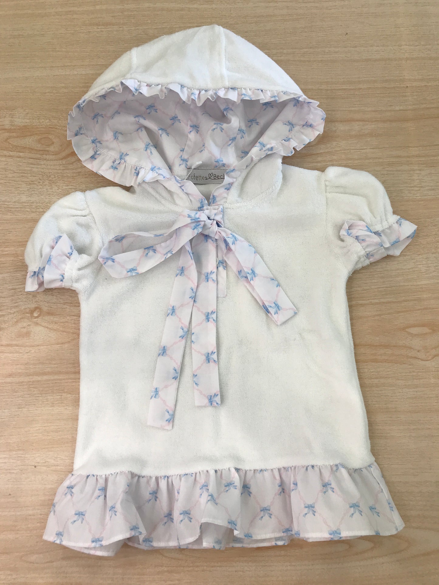 Poncho Fofettes in spugna bianca con rusche bianca con fiocchetti  mezza manica con cappuccio