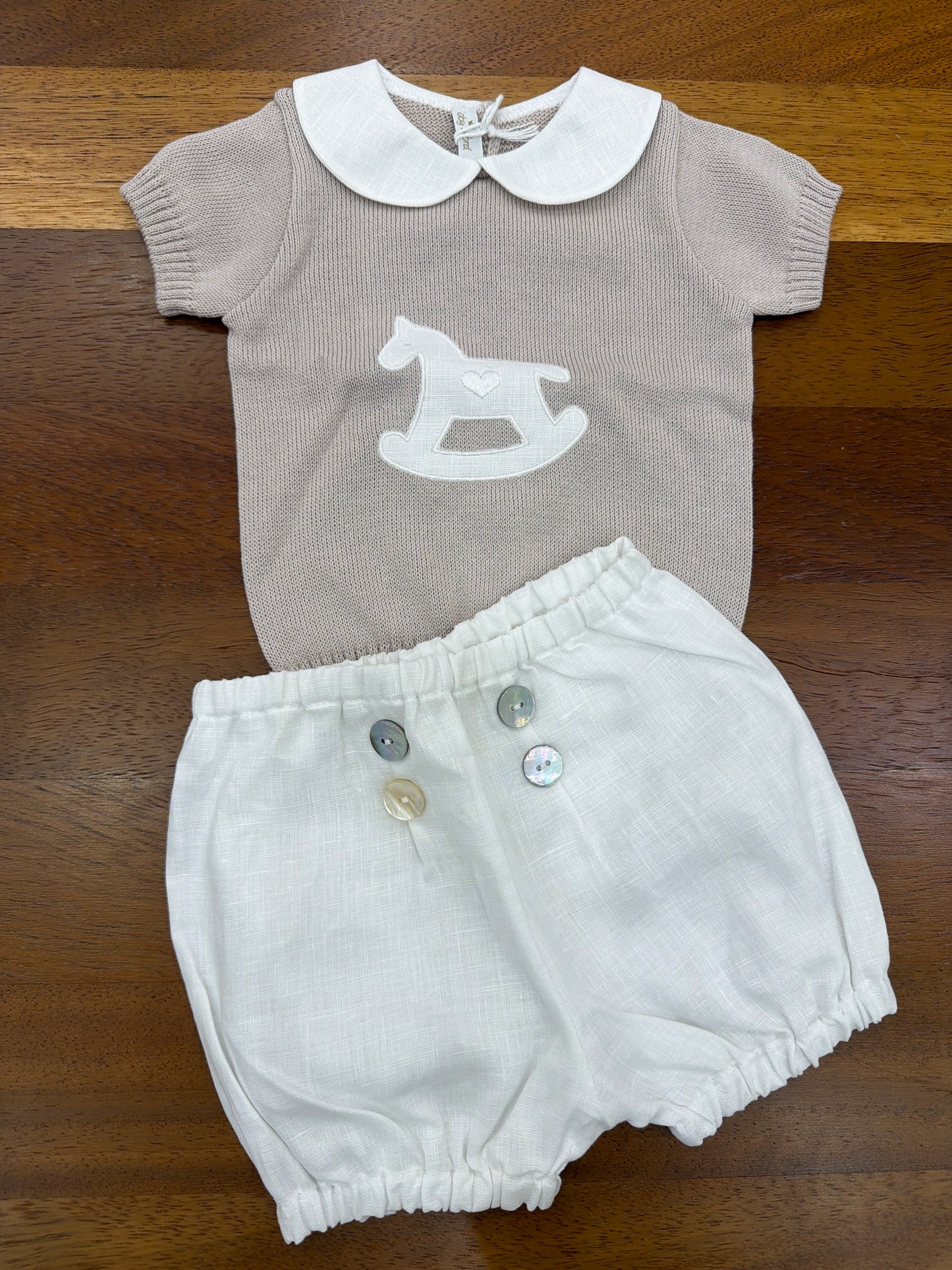 Completo Baby Lord in filo bianco e tortora mezza manica collo tondo bianco con cavallo tondo centrale bianco pantalone in lino