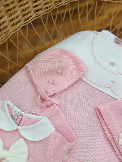 Coordinato nascita Baby Lord in pura lana con tutina intera con fiocco e rosselline ricamate a mano con babbucce, cuffia e cappello
