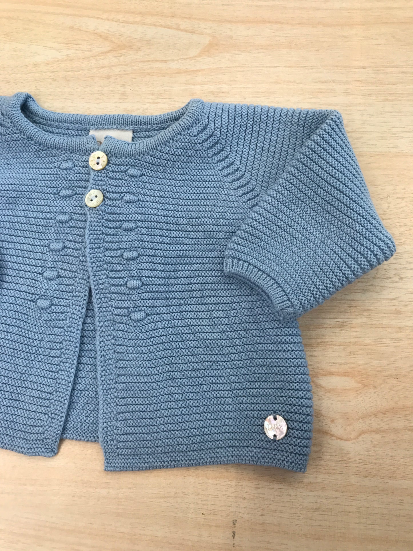 Cardigan Paz Rodriguez in filo azzurrone manica lunga con due bottoncini e pois ricamati lateralmente alla chiusura