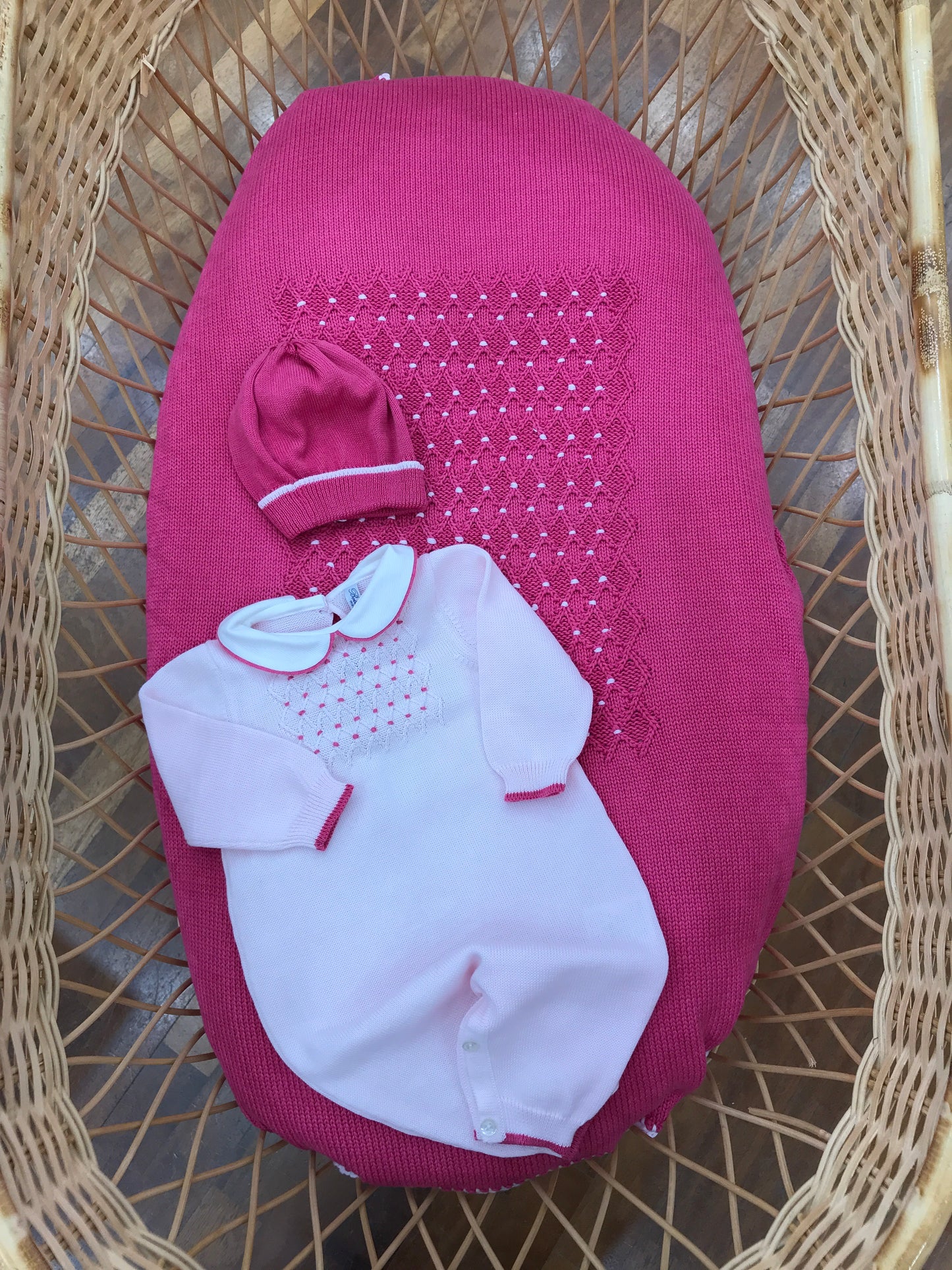 Coordinato nascita Bebè di Almy in filo fucsia e rosa con lavorazione di punto smock alternato su coperta e tutina con abbinato cappellino