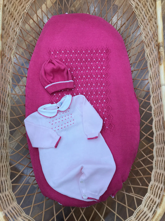 Coordinato nascita Bebè di Almy in filo fucsia e rosa con lavorazione di punto smock alternato su coperta e tutina con abbinato cappellino