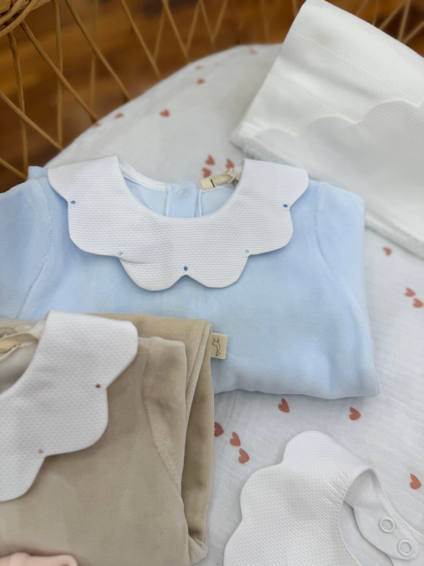 Coordinato nascita Baby Gi tutine in ciniglia con collo smerlato con bavetta e mussola