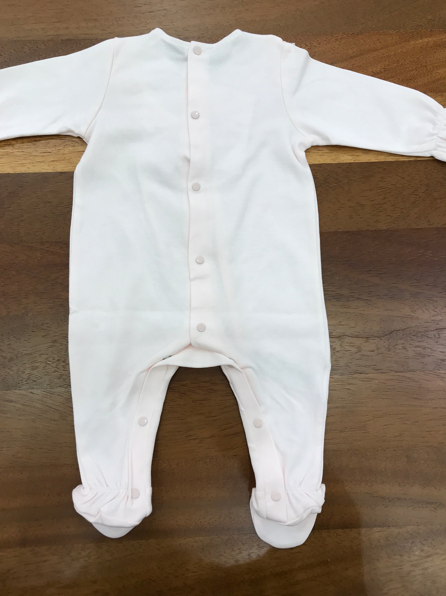 Tutina Paz Rodriguez in cotone rosa manica lunga con piedini collo in lino bianco con rusche con fiori bianchi e rosa