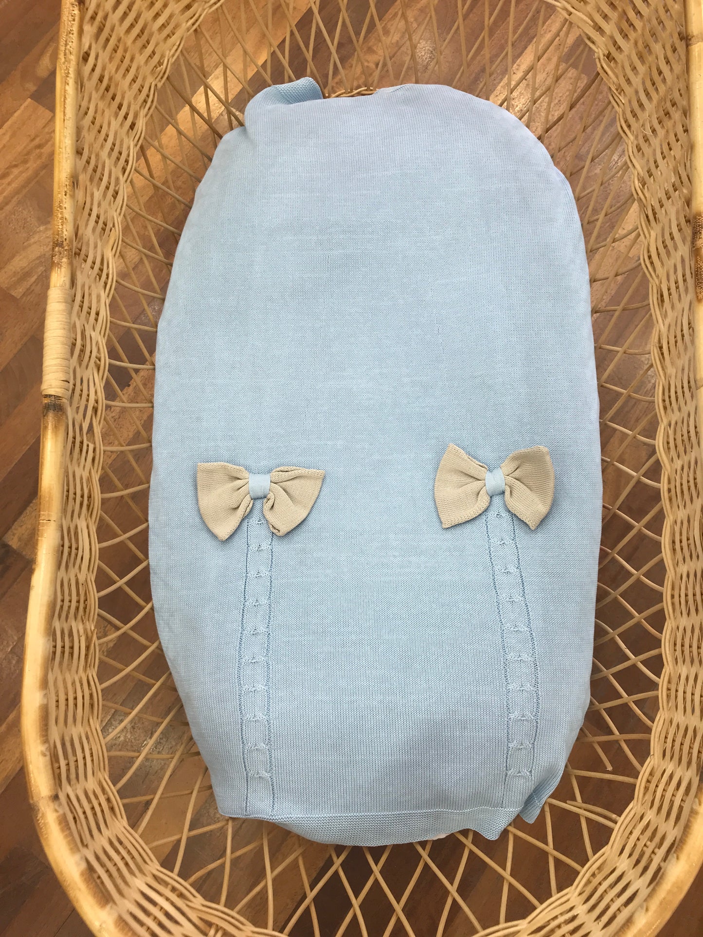 Coperta Le Dodò in filo celeste con trecce e fiocchi tortora sul davanti