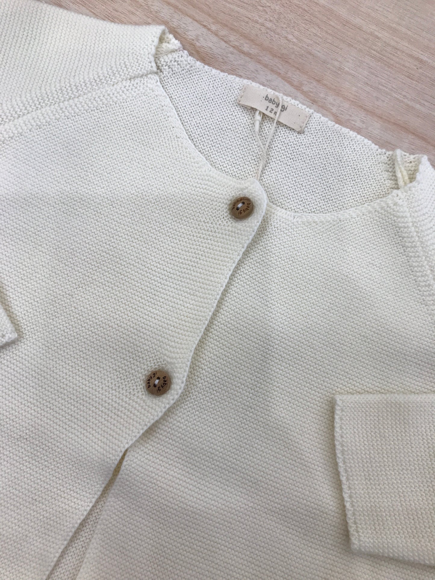Cardigan Baby Lord in filo panna manica lunga con due piccoli bottoncini sul davanti
