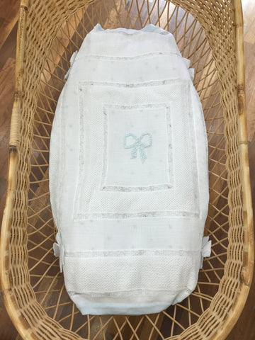 Coperta Ladia in filo bianca con riquadri con valancienne con fiocco centrale