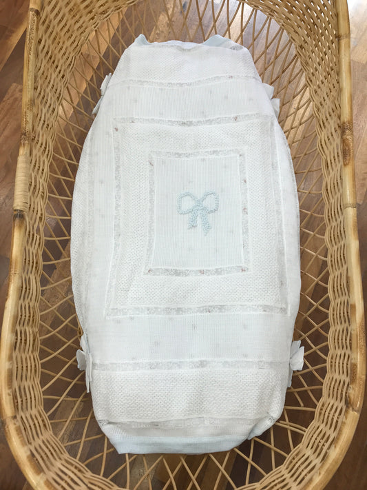 Coperta Ladia in filo bianca con riquadri con valancienne con fiocco centrale