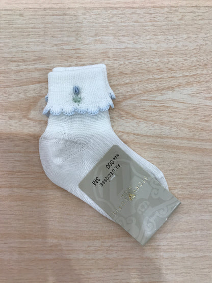 Calzino Story Loris in filo bianco con smerlo celeste con fiore celeste ricamato