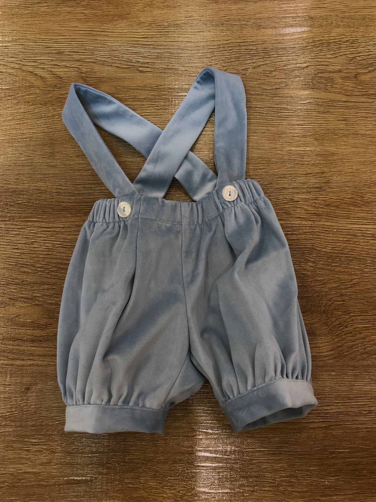Pantalone Colibrì in velluto celeste polvere di tonalità chiara con bretelle