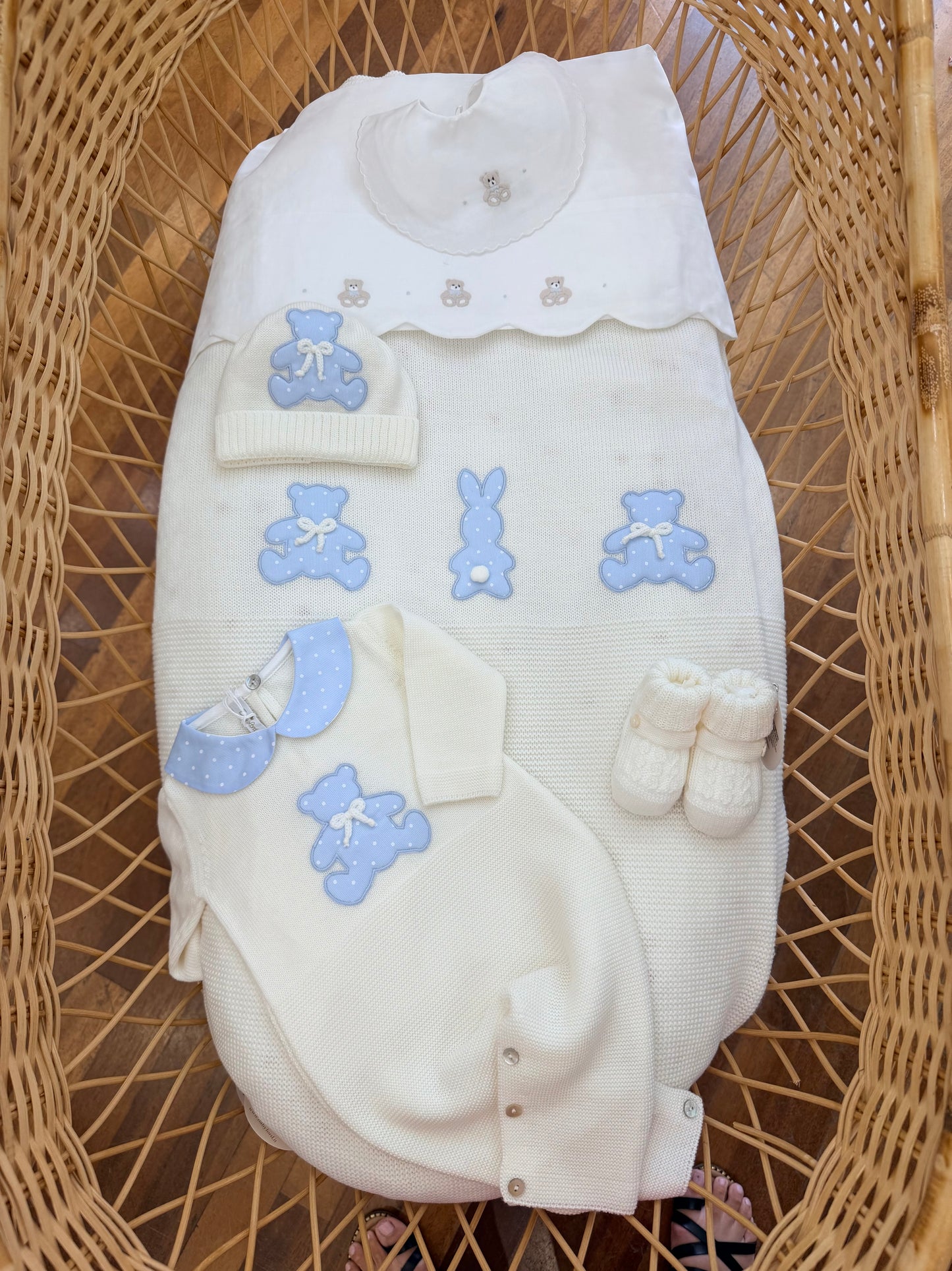 Coordinato nascita Baby Lord in lana con orsetti e coniglietti a pois