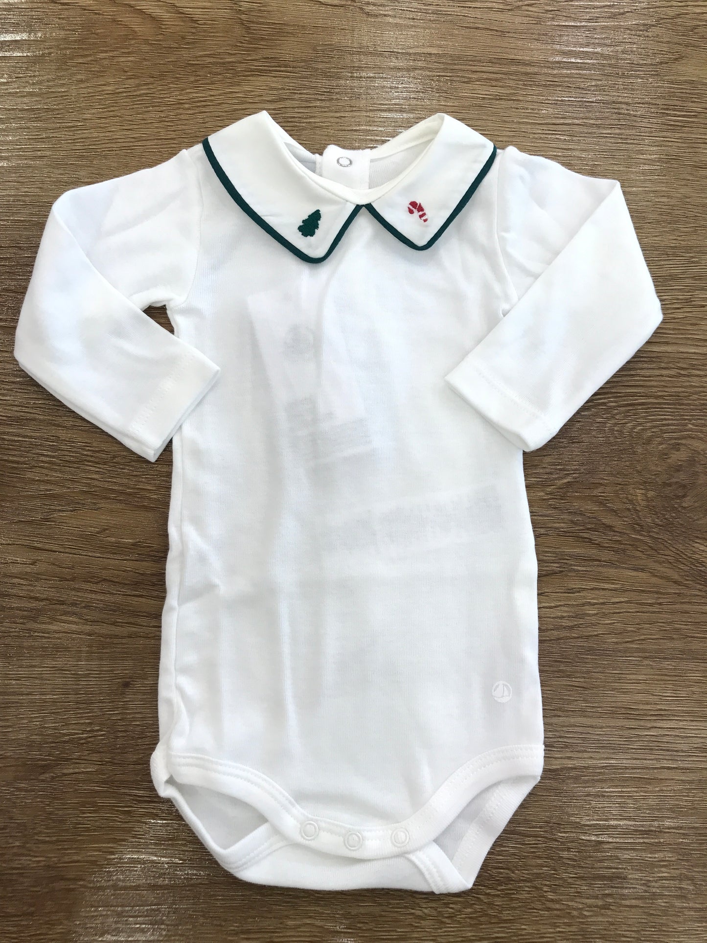 Body Petit Bateau in caldo cotone manica lunga con colletto rifinito in verde con ricami sul colletto