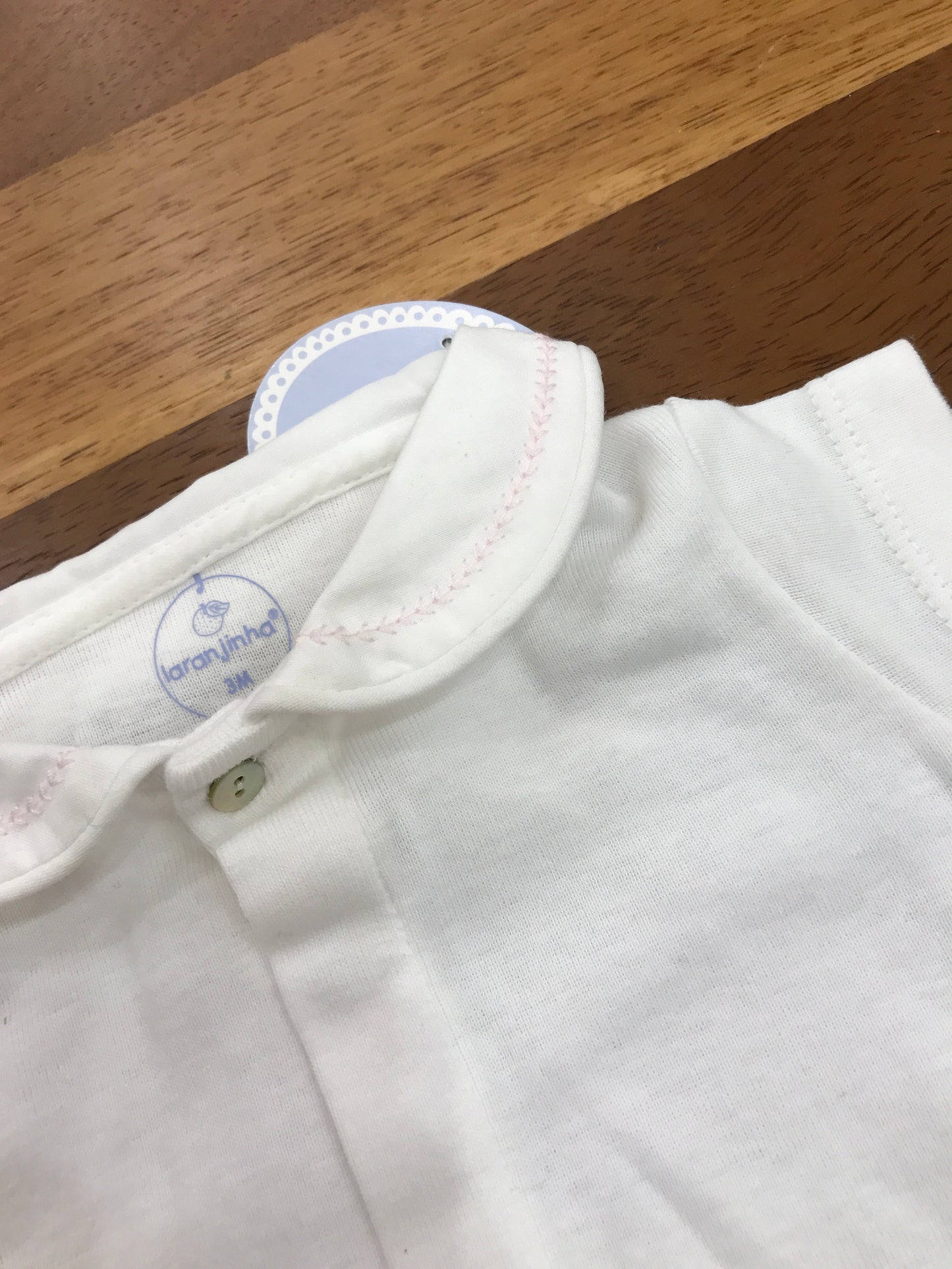 Body Laranjinha in cotone mezza manica con collo ricamato in rosa