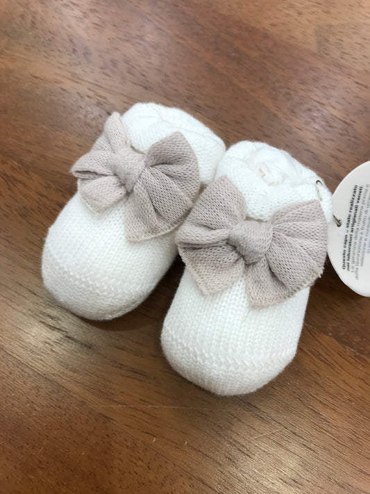 Babbucce Baby Lord in filo bianco con risvolto con fiocco tortora applicato sul davanti