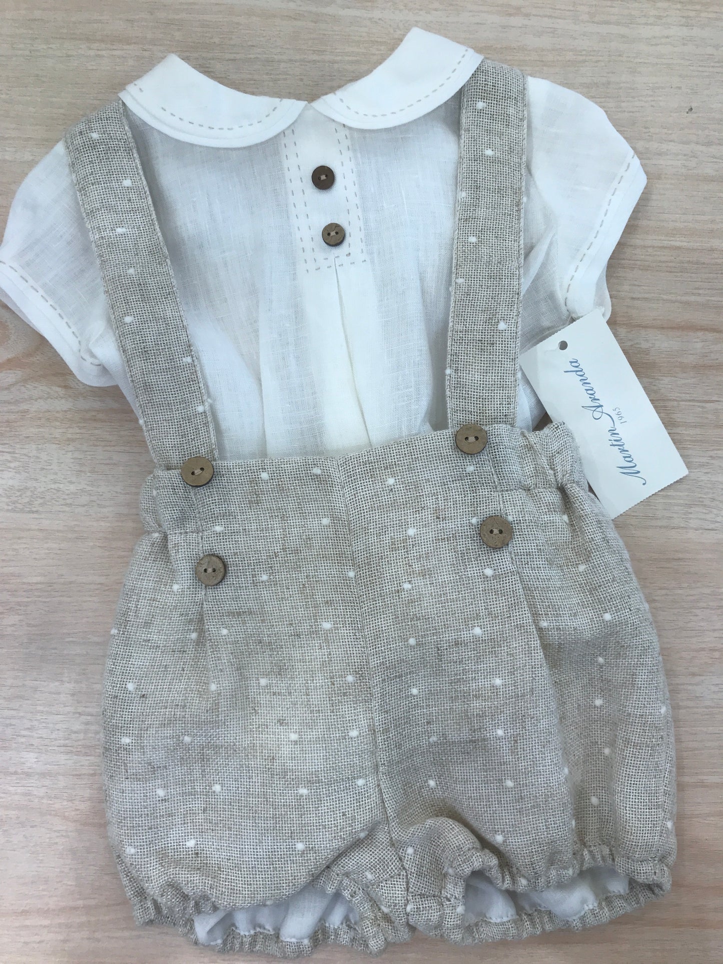 Completo Martin Aranda con camicia mezza manica in lino con salopette con bretelle tortora con pois bianchi