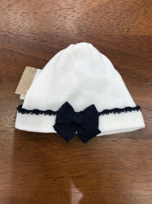 Cappello Baby Lord in filo bianco con risvolto con rifinitura blu scuro con fiocchetto applicato al centro blu scuro