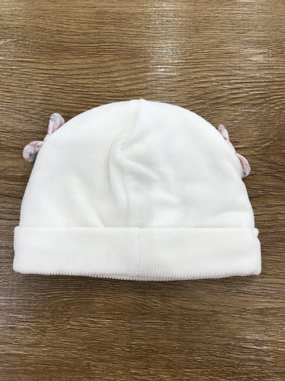 Cappello Nanan in ciniglia con risvolto e fiocchetti laterali con fiori