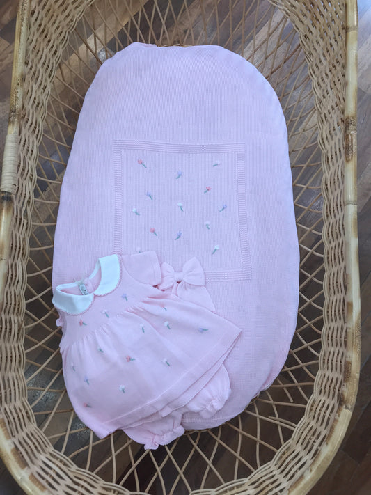 Coordinato nascita Baby Lord in filo rosa con fiocco e fiorellini colorati ricamati a mano