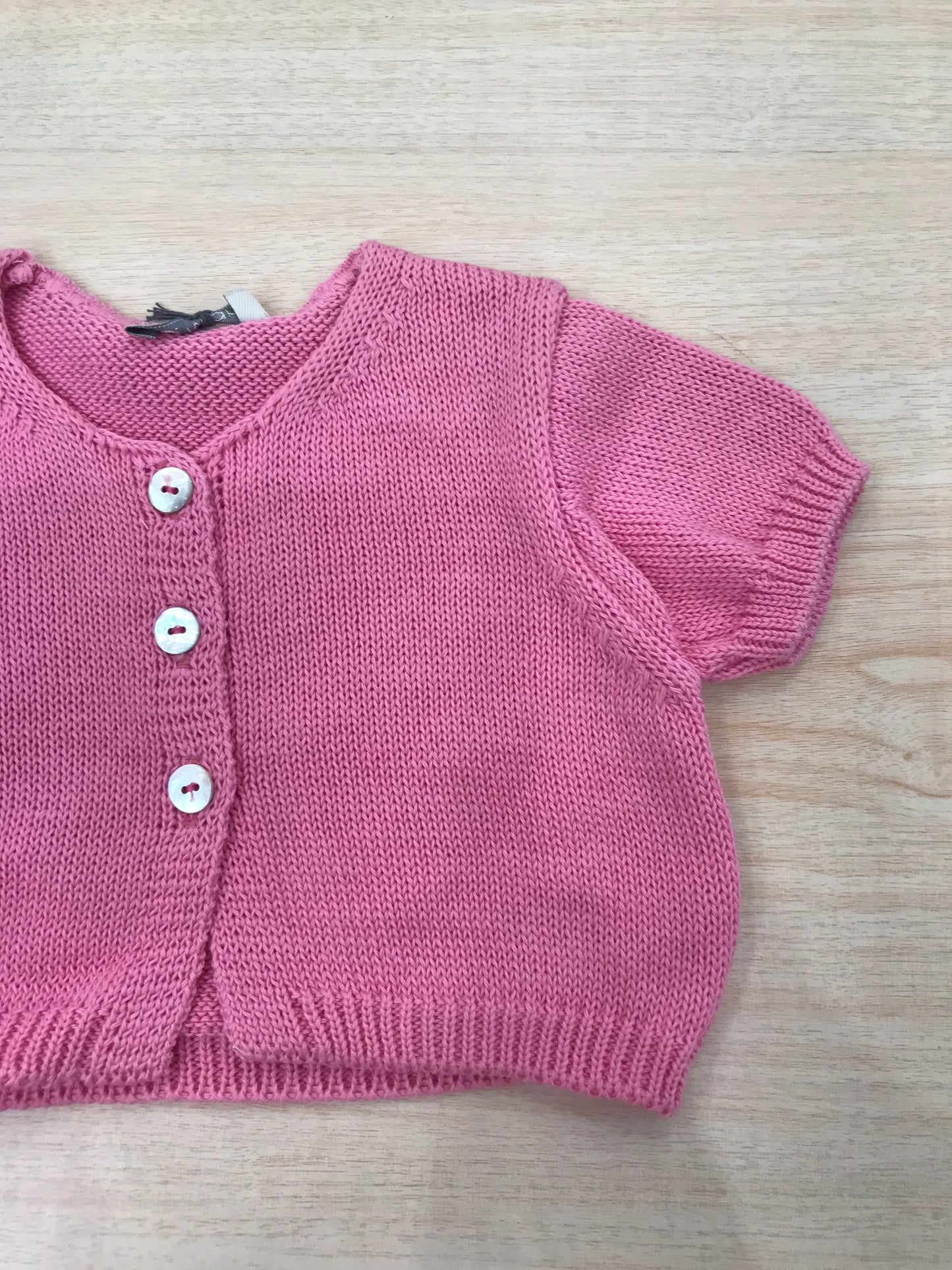 Cardigan Jo Milano in filo fucsia mezza manica con piccoli bottoncini