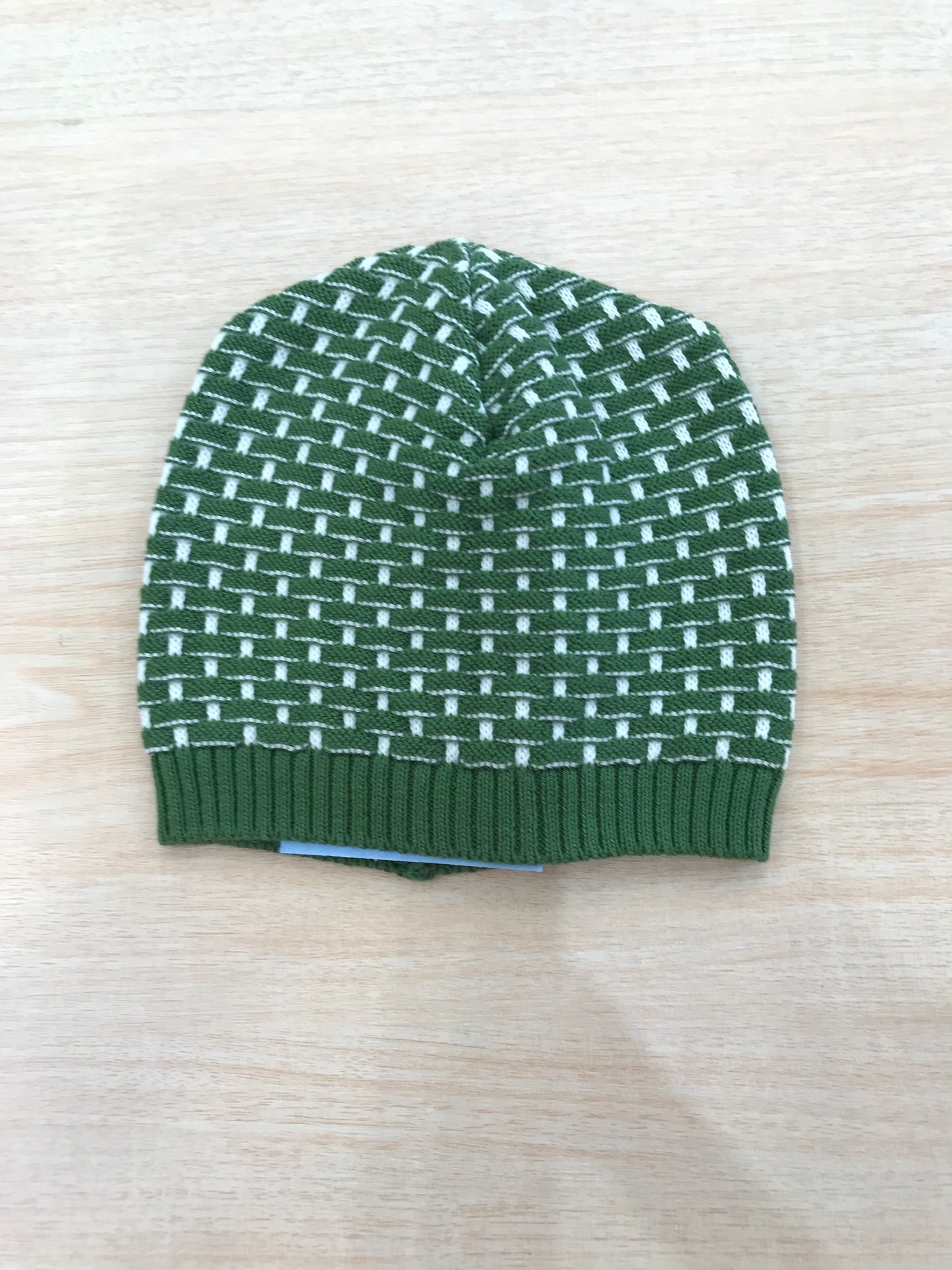 Cappello Colori Chiari infilo verde con ricami in bianco