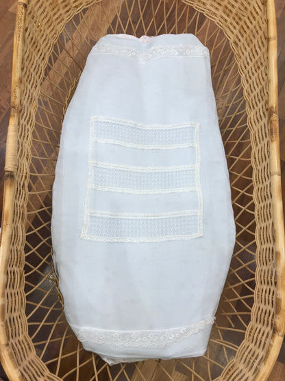 Coperta Bebè di Almy in filo celeste con rifiniture in pizzo ai bordi e riquadro sul davanti