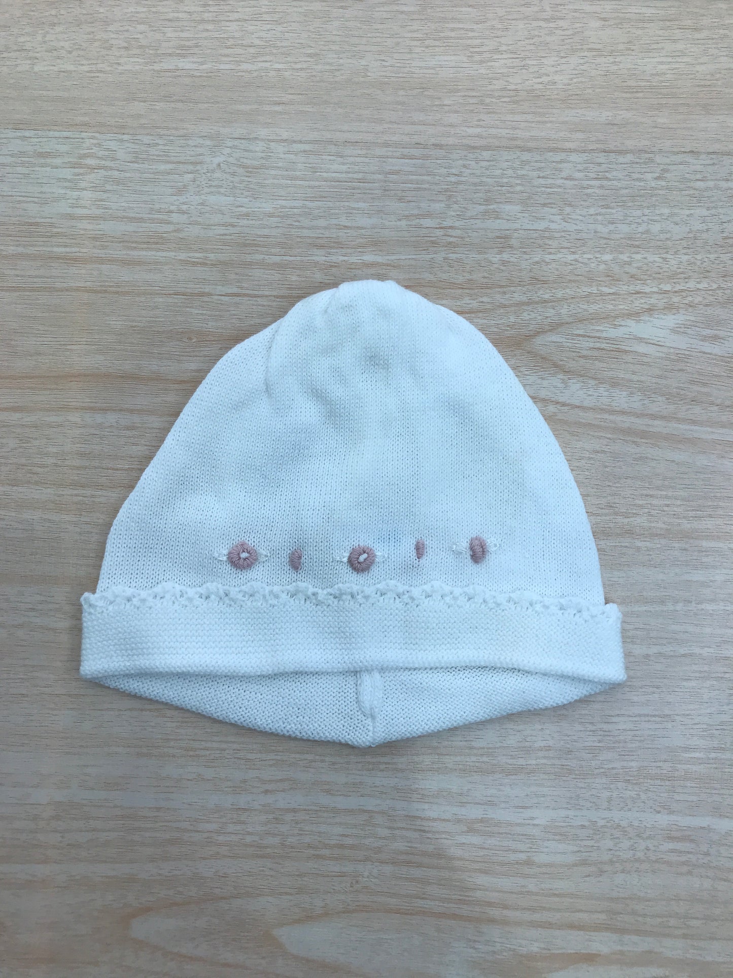 Cappello Baby Lord in filo bianco con fiorellini rosa ricamati sul davanti