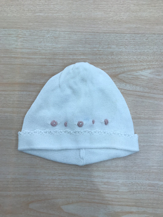 Cappello Baby Lord in filo bianco con fiorellini rosa ricamati sul davanti