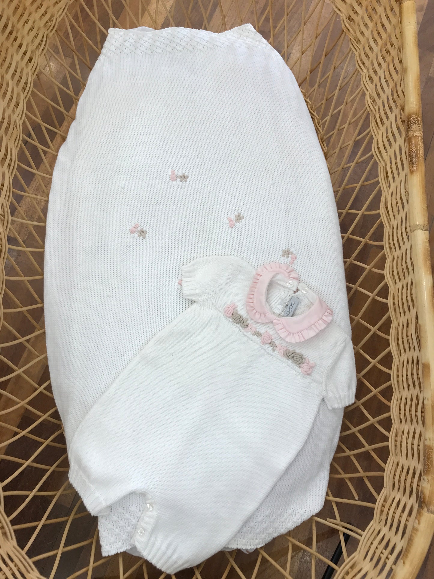 Coordinato nascita Colibrì in filo bianco con fiorellini ricamati a mano rosa e tortora