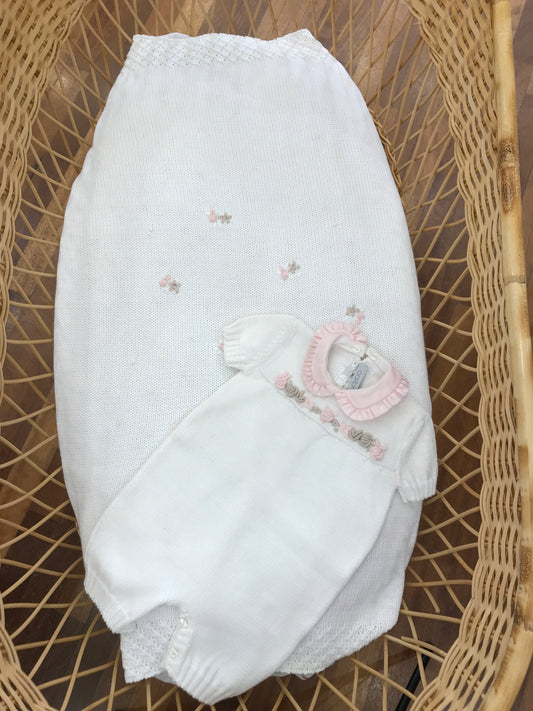 Coordinato nascita Colibrì in filo bianco con fiorellini ricamati a mano rosa e tortora