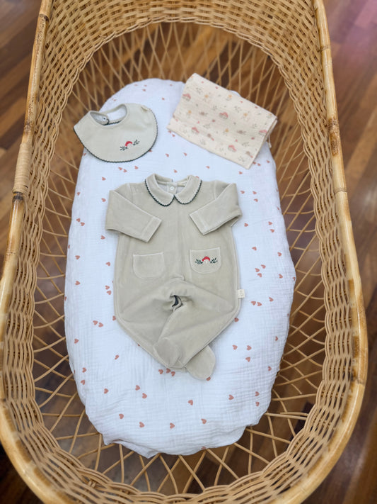 Coordinato nascita Baby Gi in ciniglia nei toni del tortora con piccoli disegni animaletti e funghetti