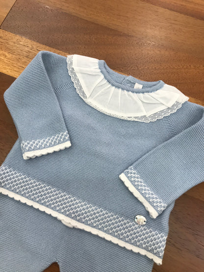 Tutina Martin Aranda in filo celeste polvere due pezzi con piedini manica lunga dettagli in bianco collo con rusche bianca