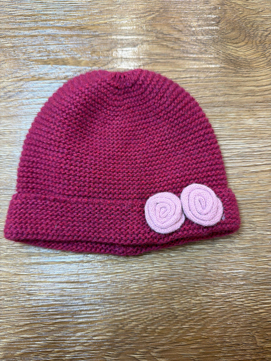Cappello Jo Milano in lana color ciliegia con due roselline rosa sul risvolto
