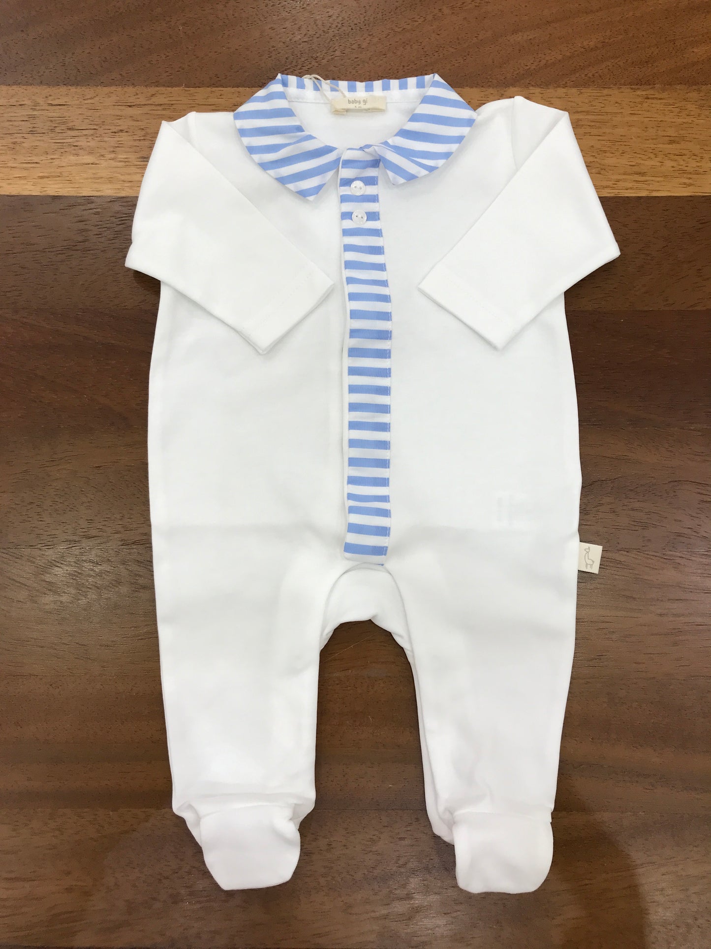 Tutina Baby Gi in cotone bianca maniche lunghe gamba lunga con piedini collo a righe bianche e celesti con dettagli che scende sul davanti
