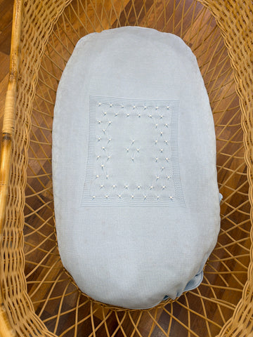 Coperta Baby Lord in filo celeste con lavorazione di punto smock bianco sul davanti