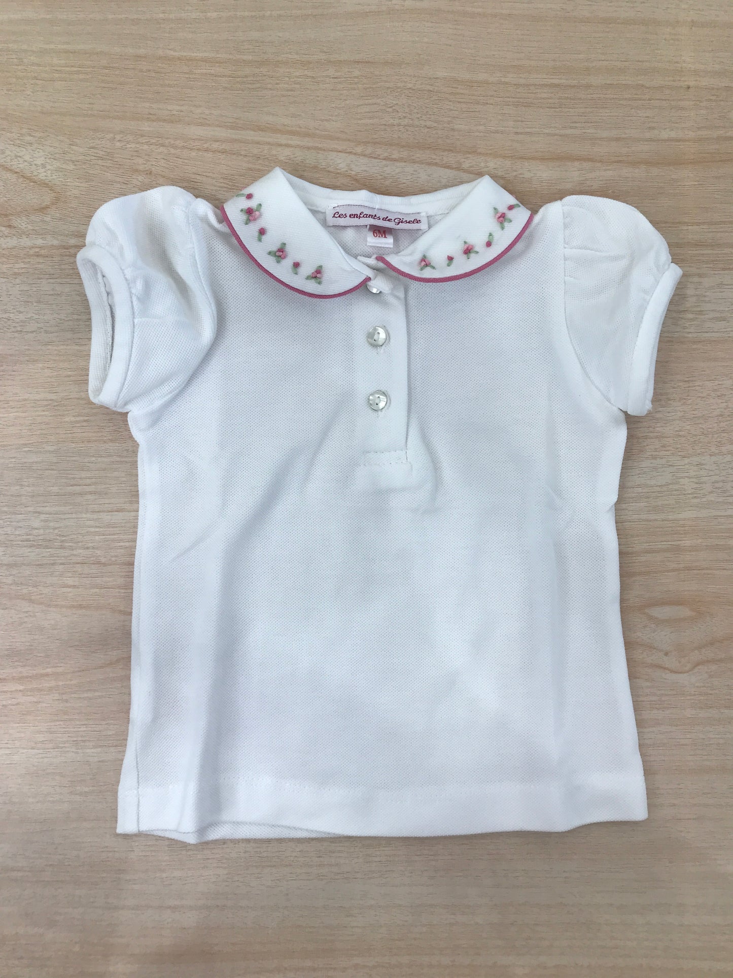 T-Shirt Les Enfants de Gisele  in cotone mezza manica a sbuffo con colletto dal profilo rosa con roselline ricamate su di esso