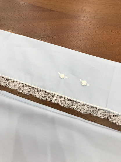 Lenzuolino Piccola Giuggiola in battista di cotone celeste con bordo a punto con pizzo e roselline ricamate