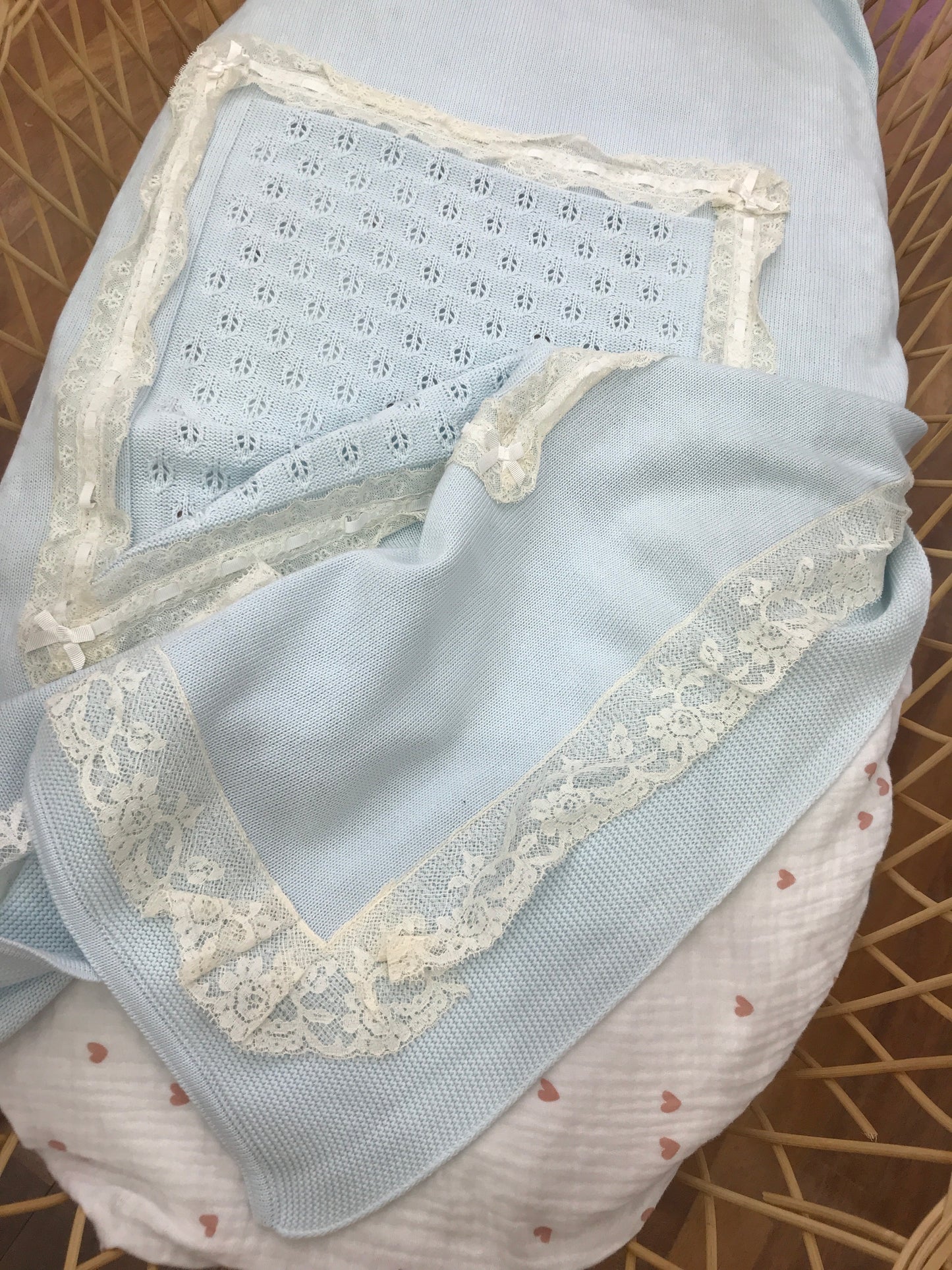 Coperta Bebè di Almy in filo celeste con pizzo ai bordi con riquadro centrale