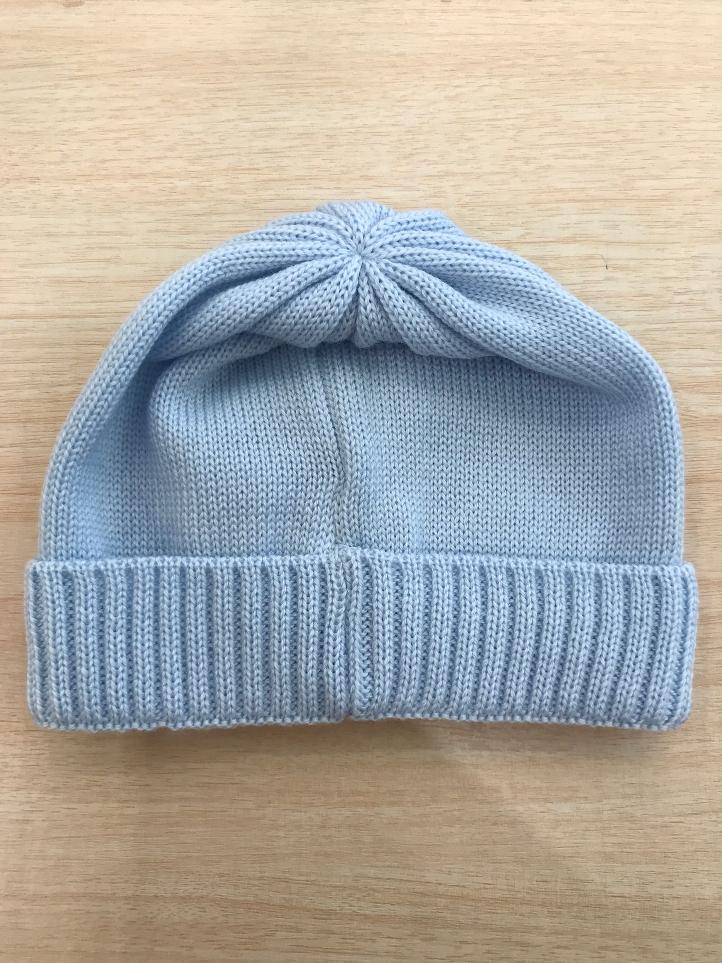 Cappello Baby Lord in lana celeste con risvolto ed orsetto applicato sul davanti