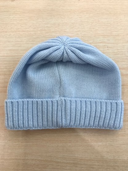 Cappello Baby Lord in lana celeste con risvolto ed orsetto applicato sul davanti