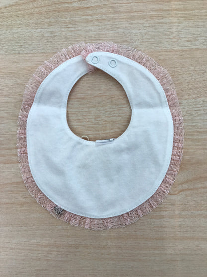 Bavetta Baby Gi in cotone rosa con rusche in tulle al bordo