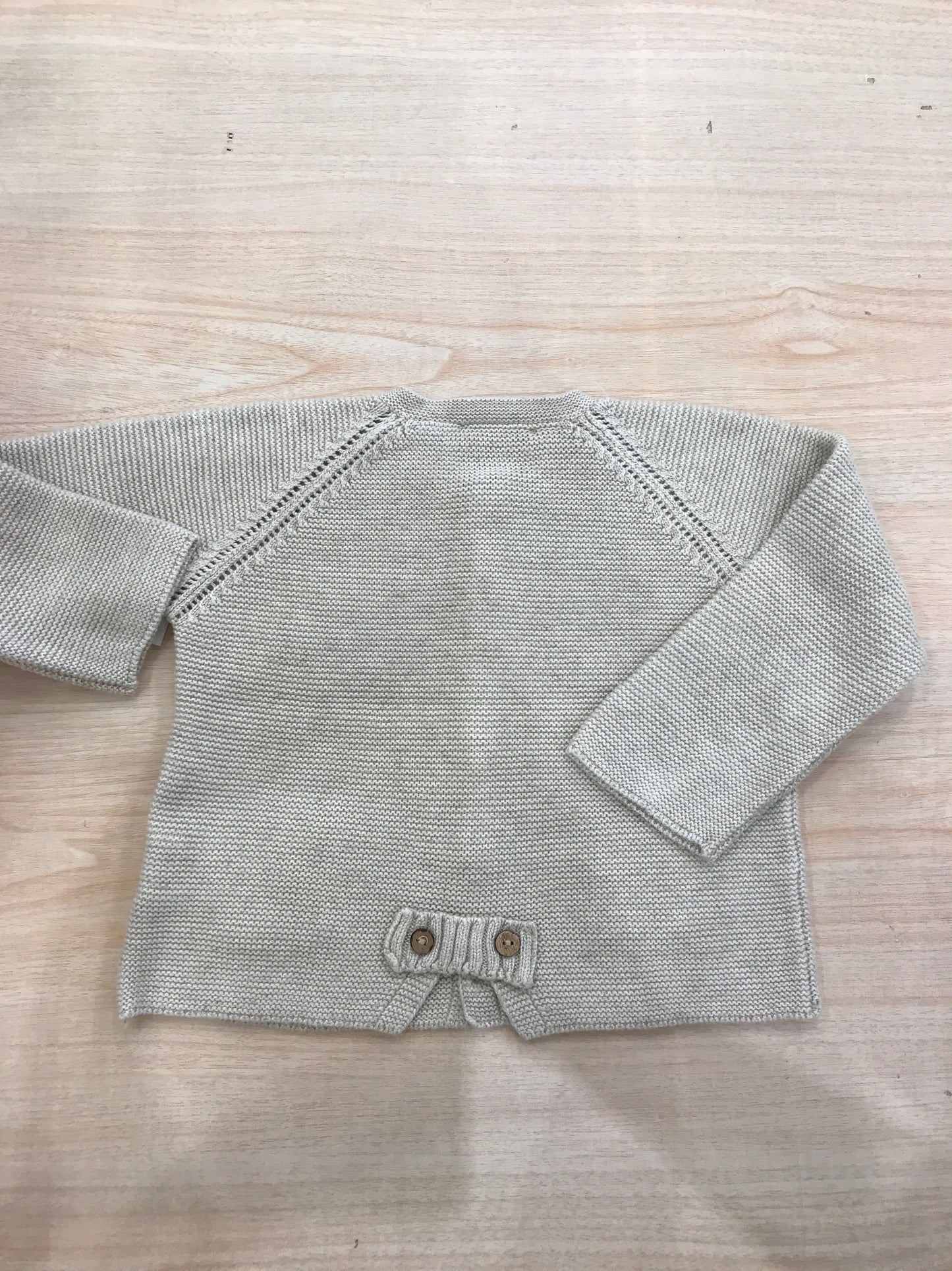 Cardigan Martin Aranda in filo tortora con tasche e bottoncini in legno